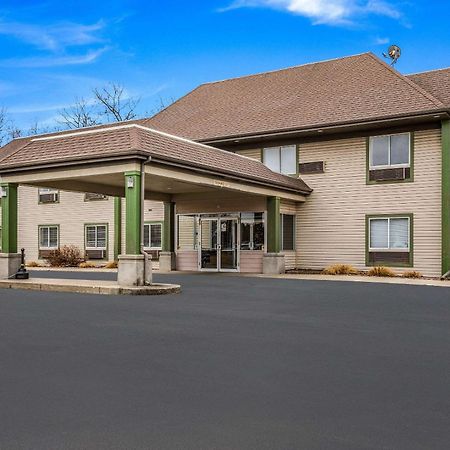 Econo Lodge Whitehall Near Michigan'S Adventure Buitenkant foto