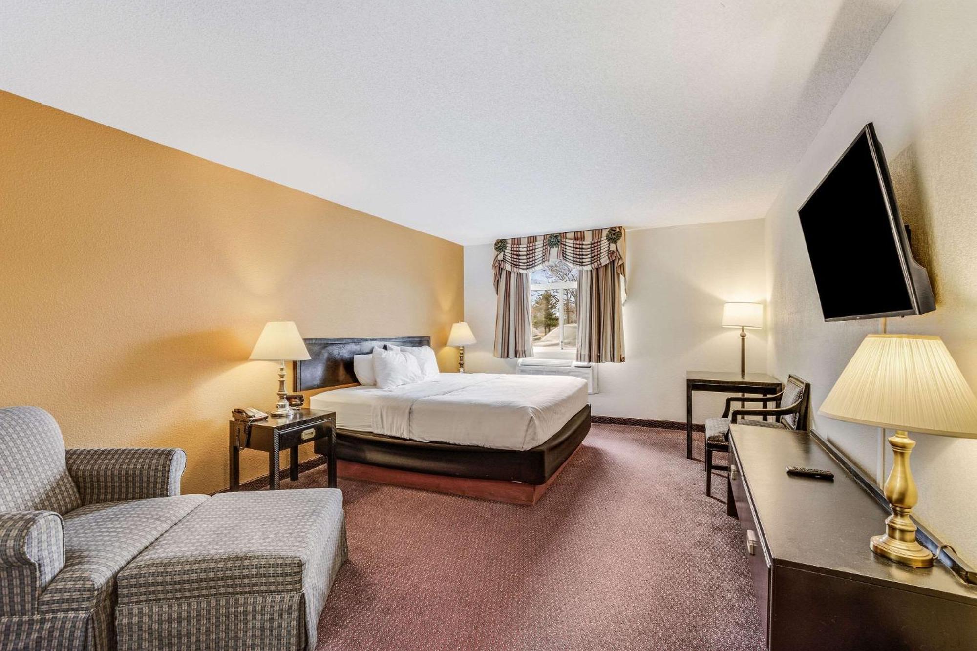 Econo Lodge Whitehall Near Michigan'S Adventure Buitenkant foto