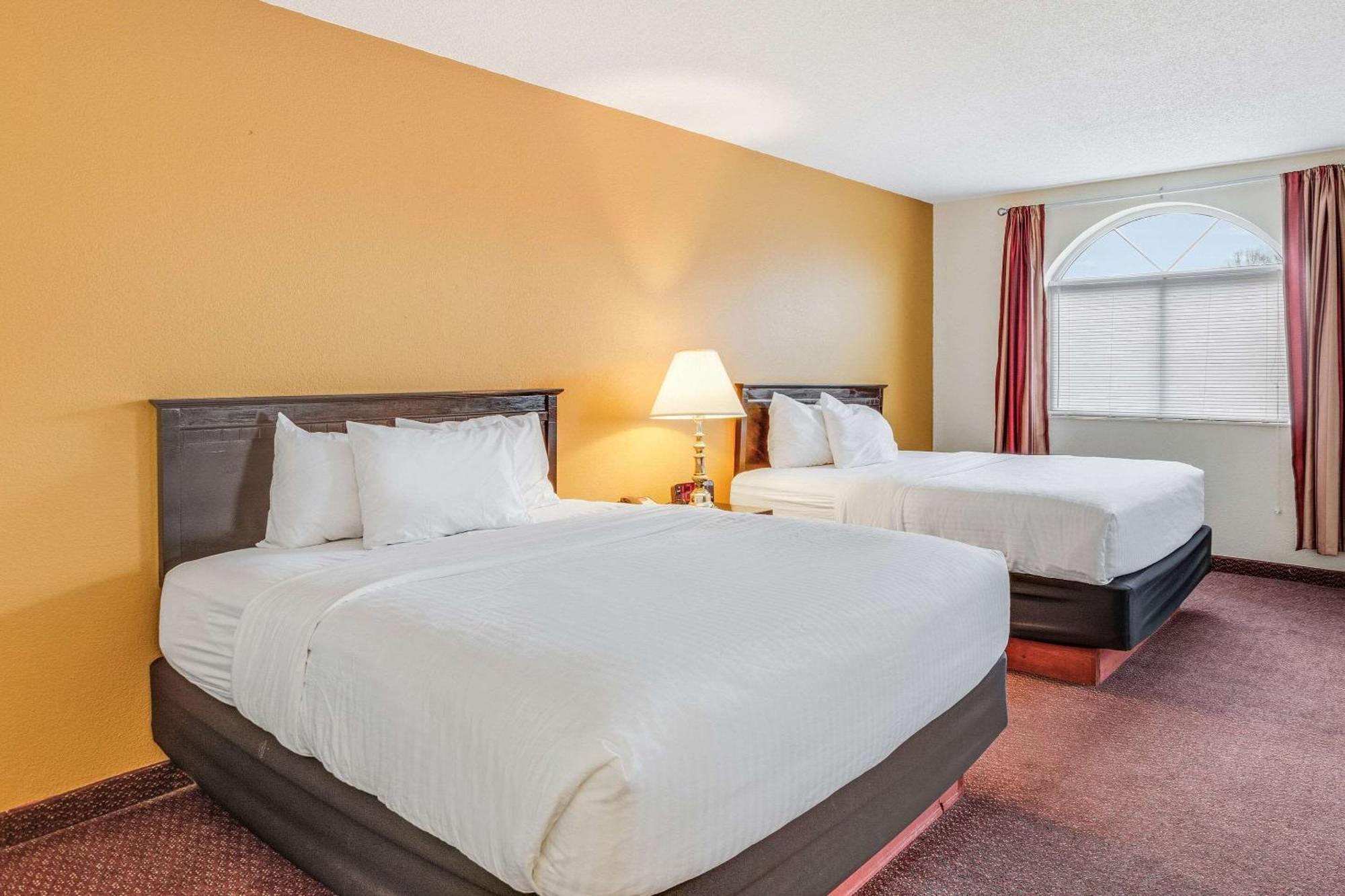 Econo Lodge Whitehall Near Michigan'S Adventure Buitenkant foto