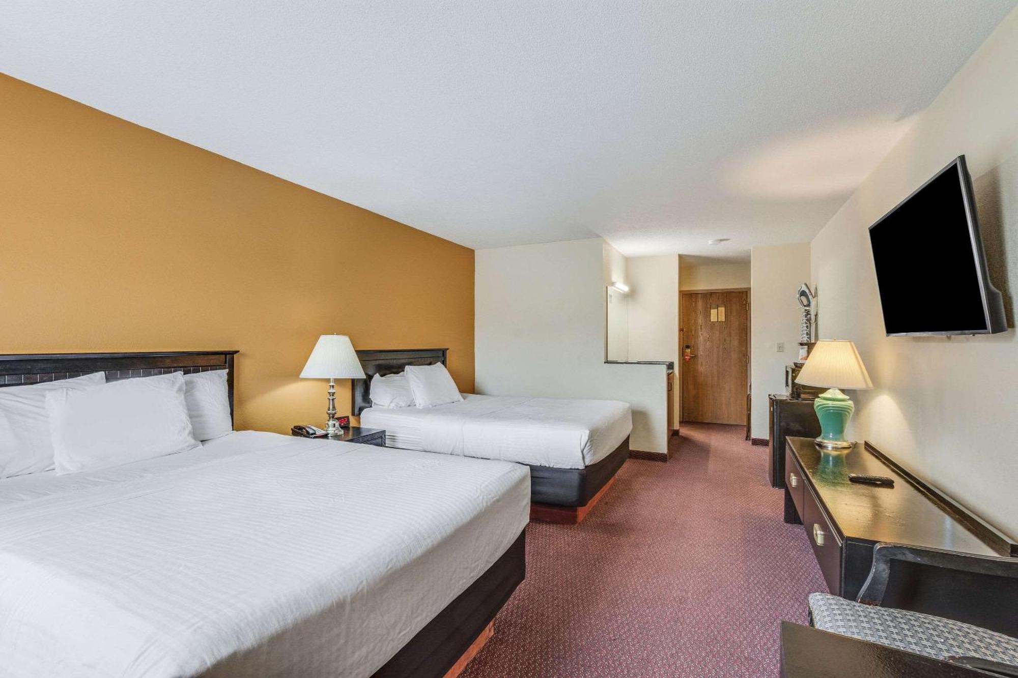 Econo Lodge Whitehall Near Michigan'S Adventure Buitenkant foto