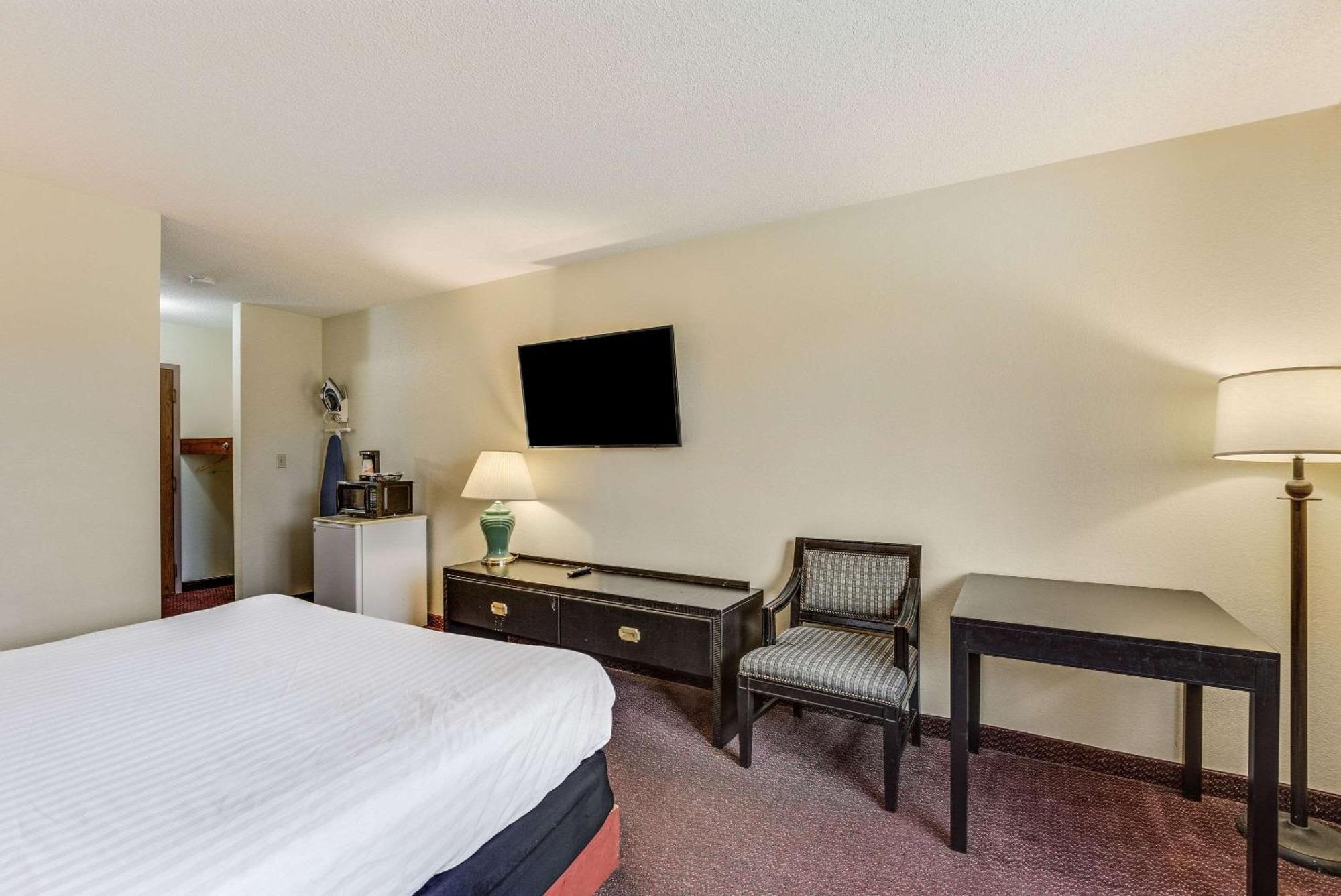 Econo Lodge Whitehall Near Michigan'S Adventure Buitenkant foto