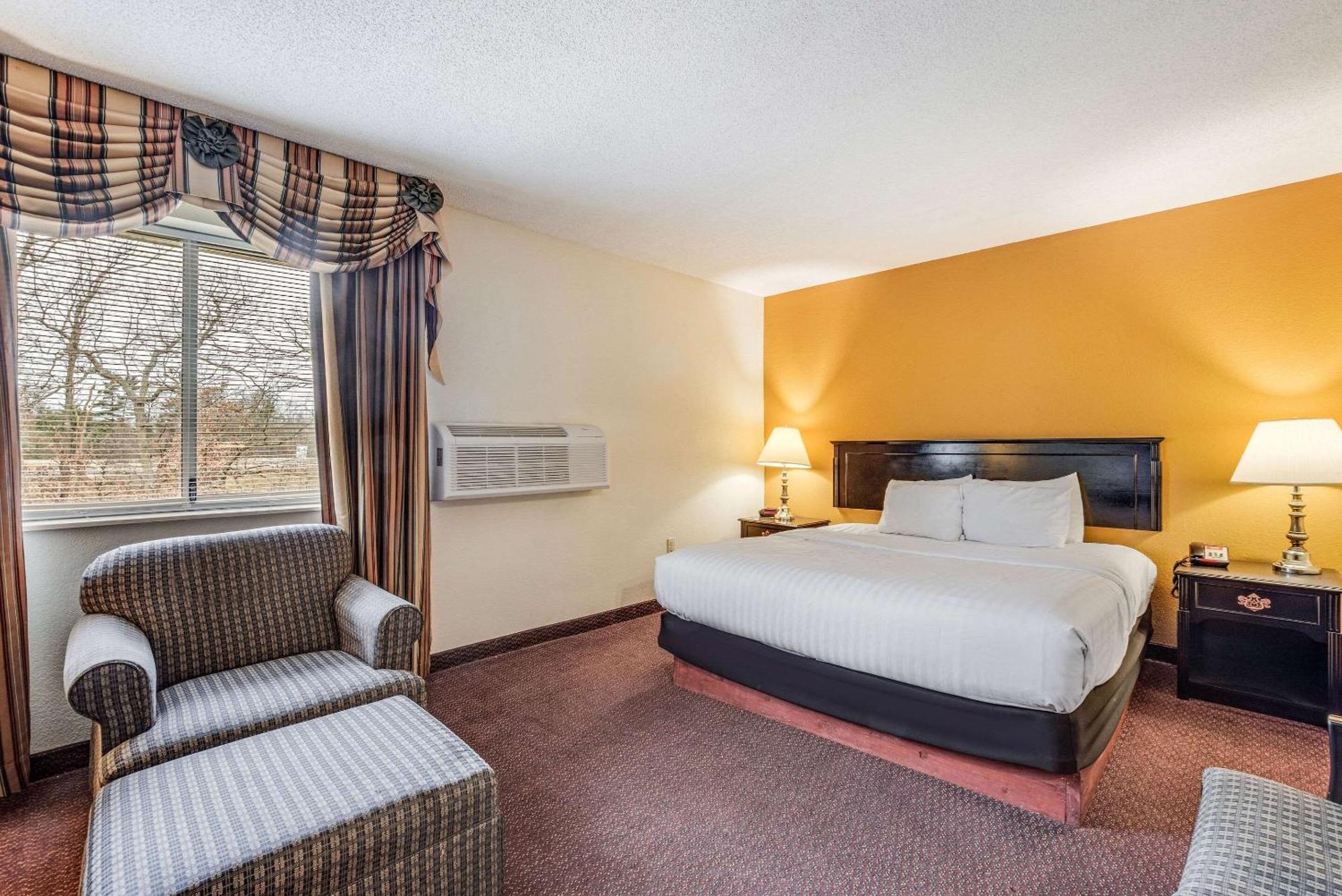 Econo Lodge Whitehall Near Michigan'S Adventure Buitenkant foto