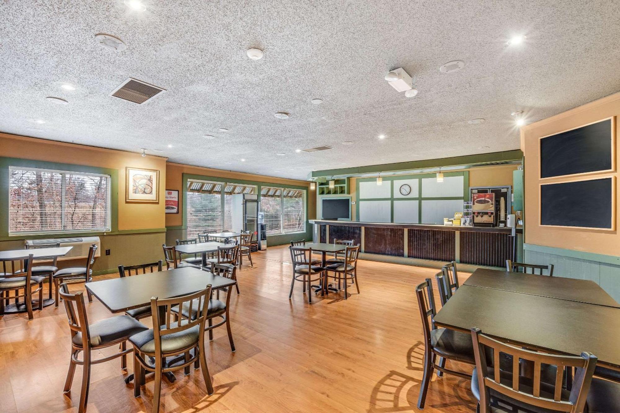 Econo Lodge Whitehall Near Michigan'S Adventure Buitenkant foto